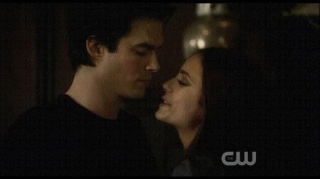 ━ Să rămână serios. ❝Nu, te pun pe tine să-i dansezi casierului şi plătim aşa, nu vrei?❞; Îl bufneşte râsul apoi, scoţându-şi portofelul din buzunarul de la spate al pantalonilor şi întinzându-i casierului banii, apoi avansează cu maşina până la punctul de ridicare a comenzii, aşteptând să
