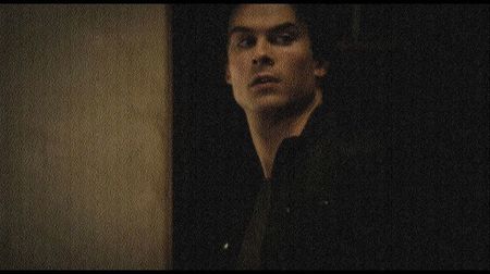 ━  fie gata, aranjându-şi în acest timp părul cu o mână în oglinda retrovizoare. Odată ce; casieriţa le dă comanda, înaintează câţiva m, oprindu-se într-un loc din parcare şi îi întinde Ameliei punga pe care o cumpărase, scoţând înainte din ea primul suc pe care-l nimerise şi introducând pa
