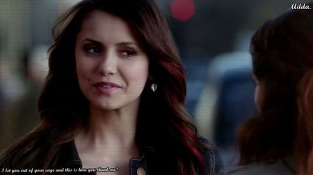 》 Nu, că după mă oprește omul, mă mișc prea bine..*o bufnește râsul iar, apoi râde înfundat+; privindu-l cât de atent e să-i stea bine freza, apoi când primesc mâncarea zâmbește larg, ca un copil care-și primește cadoul de Crăciun* Mulțumesc...*se încruntă când îl vede că scuipă sucul pe geam,
