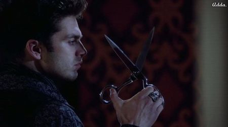 》 *stătea la clubul lui Alex de cealaltă parte a barului și înj-ura în șoaptă, cel mai mult+; în italiană* Figlio de pu-tana. Vaffanculo!! *își agățase blugii în gard și acum se apuca să-i decupeze, măcar să-i facă moderni*
