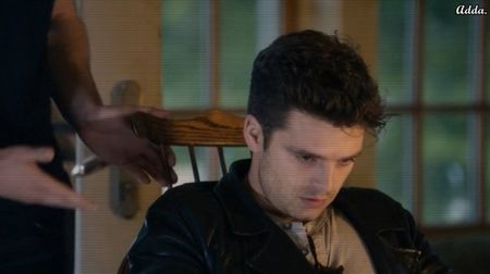 》De ce n-o faci chiar tu? La ce istorie complicată ai cu el, ți-ai putea permite și asta. *zâmbește; ironic, adună cioburile și le trântește în coșul de gu-noi, apoi se lasă pe vine să pară că aruncă ceva la coș, dar de fapt își lua pastila, se ridică după câteva secunde de după bar*
