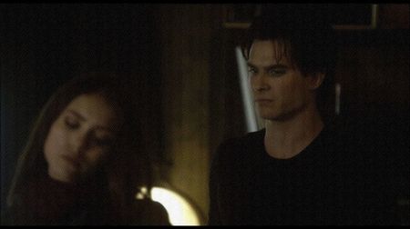 ━ O urmăreşte cu privirea când iese din maşină, dându-şi ochii peste cap când o vede că se pierde; prin mulţime, apoi bagă cheile în contact, vrând iniţial să plece fără ea, dar îşi aminteşte că nu poate s-o lase acolo în starea în care era şi dă cu piciorul în portieră de nervi, porn
