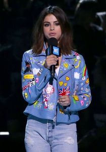 selena-gomez-on-stage-at-we-day-california-show-in-los-angeles-04-27-2017-16