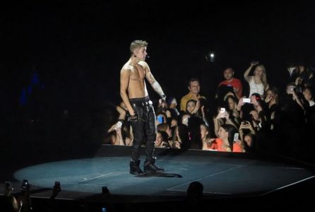 justin-bieber-shirtless-australia-11272013-03-820x552
