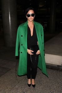 demi-lovato-arrives-to-lax-in-los-angeles-2-5-2017-2