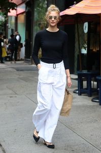 Karlie-Kloss-@karliekloss-2017-05-31_L2JxT0QyVXBETzZEQnk0VEVnT1NwV214NVpkQT0vMHgwOjMxODV4NDc3Ny82NDB