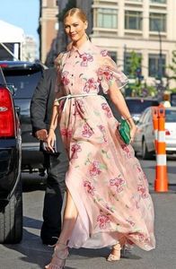 Karlie-Kloss-@karliekloss-2017-06-16_L1JkS2JITVAxT2RiRUlXSFNNNTNWR0pCS1FLQT0vMjF4MDo2MzV4OTIwLzQwMHg