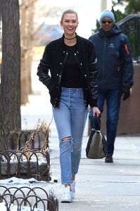 karlie-kloss-arrives-back-at-her-home-in-new-york-01-16-2017_1