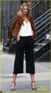 karlie-kloss-icing-feet-express-shoot-swift-bodysuit-01
