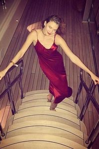 Karlie-Kloss-Instagram-2017-01-01_LzNTU0V5NHFvLTEzYVFyVG9OYUZQNDlvZ0FkTT0vMHgwOjUzMng3OTgvNjQweDAvMT