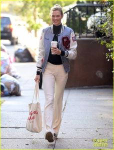 karlie-kloss-latest-job-title-is-professional-enthusiast-02