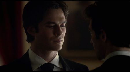 ━  Atunci când mesajul se încheie, coborând telefonul la nivelul la care îl ţinea înainte pentru a; putea apela numărul Ameliei, însă îl închide la scurt timp atunci când nu primeşte nici-un răspuns, introducându-l printr-un gest scurt în buzunarul de la spate al pantalonilor. ❝La dra.cu’ şi cu sinc
