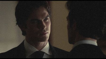 ━ Privirea asupra unor maşini aflate la capătul rândului pentru a-şi alege una, neavând suficient; timp să mai ajungă la sediul FBI-ului pentru a-şi lua maşina desemnată lui, şi-şi arcuieşte scurt colţul gurii atunci când găseşte una pe gustul lui, descuiatul uşii şi pornirea motorului durând de al
