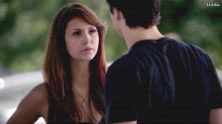 》recuzită, unde se aflau Clara și Arthur. Ajunsă la capătul tunelului îi privește prin ușița+; de metal, corespondentă și găurii de aerisire. Înghite în sec văzându-i pe cei doi atât de inocenți, dar își ia inima-n dinți și pregătește batistele de cloroform, pentru a-i adormi ușor și a face mis
