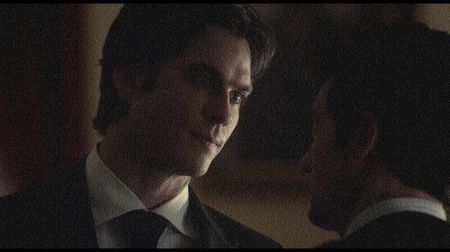 ━ Câteva secunde. Îşi menţine o mână pe volan pentru a ieşi cu maşina din parcare în timp; ce cu cealaltă îşi scoate printr-un gest rapid telefonul din buzunar, următorul lucru pe care-l face fiind să se folosească de un program special pentru a-i localiza numărul Ameliei,
