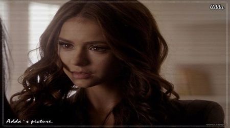 》*se uită la Arthur când aude că acesta îi știe numele, se încruntă ușor, confuză, apoi+; auzind-o pe Clara își mută privirea la loc către ea* Nu, nu ne cunoaștem. Poate doar pentru simplul fapt că suntem dușmani...*lipește mai mult arma de tâmpla acestuia* Acum, Clara, eu fac regulile. Dă
