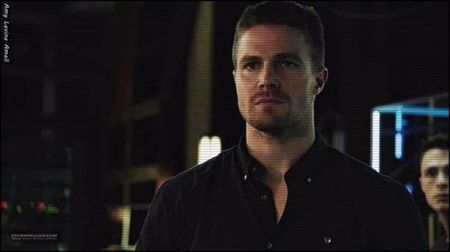 ✚# isi face simtita prezenta in sala unde aveau sa prezinte(click; programul,dichisit bine la costum,cu o atitudine de playboy perfect chiar daca nu se numara printre talentele lui si cu sora lui de un brat si Sonya de celalalt
