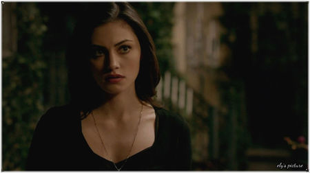 ✿ *ofteaza* Bine, iti dau stick-ul dar sa nu-l impusti. *ii face semn spre masa* Stick-ul e in +; cutiuta neagra de langa geanta mea.
