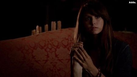 》*urcă scările ținându-se de balustradă, nu mai mâncase nimic de ceva timp, merge în+; camera ei și se trântește în pat, privind tavanul*
