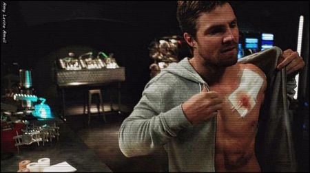 # isi trage hanoracul pe el,in mijlocul noptii pentru a(click; pleca din spital inainte sa inceapa cineva sa puna intrebari despre glontul pe care au trebuit sa il scoata din
