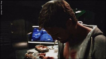 umarul lui si ce sa intamplat mai exact,isi trage fermoarul si(click; se pregateste sa plece din camera;
