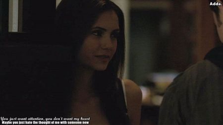 》*deschide ușa de la bucătărie și-i zâmbește slab din pragul ușii* Sunt aici..