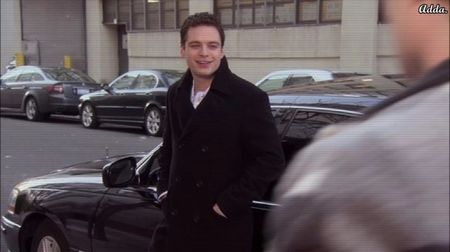 》*ajunge în dreptul restaurantului Gordon Ramsay din Londra și coboară din limuzină. Se+; sprijină de aceasta, așteptând-o pe Abigail, cu care stabilise o întâlnire*
