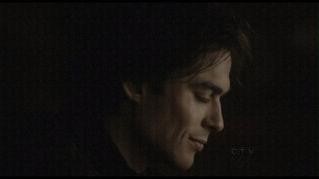 ━ Face câţiva paşi de la stânga la dreapta cu mâinile în buzunar, plictisit, rotindu-şi ocazional; ochii peste cap, dar în cele din urmă hotărăşte să intre în salon pentru a vedea în ce stare era Oliver, întrucât murea de plictiseală să mai petreacă chiar şi o secundă în locul respectiv. ❝Se pare c
