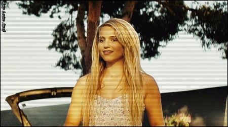 ✚ o gluma pentru a destinde atmosfera,dar si sperand (click; ca mai dispare sentimentul de vinovatie,isi duce o mana pe burta dupa ce ii da vestea;
