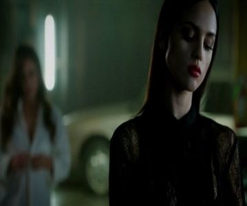 ☽━ uriaș, în partea dreaptă având doar geamuri iar în partea stângă uși mari din lemn, care probabil; dădeau în sălile de curs. Măresc ochii când îmi amintesc că aveam primul curs la ora opt fix. Îmi verific ceasul, iar când îmi dau seama că este opt fără trei minute, pornesc alergând spre sala

