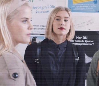 — Se rezumă doar la a se încrunta atunci când îşi ridică privirea şi observă uşa pe care intrau toţi; ceilalţi studenţi. Chiar când este pe punctul de a vorbi, este luată prin surprindere de mâna lui Zoe, care o trage după ea în interiorul clădirii. Odată intrate înăuntru, fiind la fel de confuză
