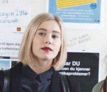 — ca şi cea de lângă ea, inspectează coridorul în mare, urmând ca mai apoi să o întrebe pe Zoe din; priviri în ce parte ar trebui să meargă acum.
