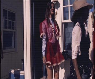╹░▏☘ 　 　ẕ.; Ocupă locul pe bancă și cu asta, simțindu-se retrasă dar într-un loc în siguranță,; lipsit de nevoia de socializare, își deschide carnețelul pe care notase astăzi la primul ei curs și reia tot ceea ce scrisese.
