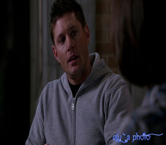 ✪ *sare speriat si se intoarce cu fata spre el* Eric, te rog sunt si copii in camera *ii face semn +; spre Hope care desenea in continuare* =)))))
