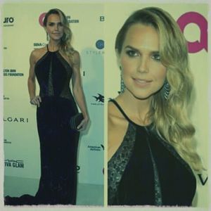 ╬ ﻉ√٥ﺎ; *intra in casa ca o diva si se uita la toti* Buna, buna, buna!!!