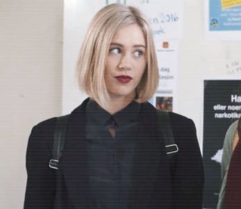 ━ Îi mulţumeşte mai mult din gesturi, apoi după ce Zoe rosteşte ultimele cuvinte, îşi mută; privirea spre hârtie, fără a-i mai spune acesteia ceva, introducându-şi-o în buzunarul blugilor pentru a nu-i pierde numărul. Ţinând cont de faptul că mai erau doar 30 de minute rămase din
