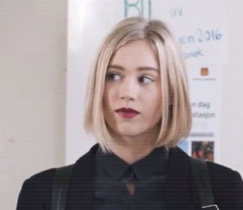 ━ prima oră, se decide să nu mai intre deloc, întorcându-se în curtea şcolii. Se opreşte pe; gazonul din curtea facultăţii, urmând să-şi arunce pe jos geanta pentru a se pune mai apoi pe ea. Petrece acolo următoarea jumătate de oră, find luată prin surprindere de sunetul provocat de soneria

