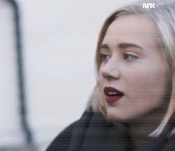 ━ să se ducă la ea sau nu, apoi îşi aminteşte de hârtia pe care o avea în buzunar, aşa că o; scoate şi tastează numărul, cu intenţa de a-i trimite un mesaj, ştiind că nu-şi va da seama de la cine e, rezumându-se la a trimite doar cuvântul “stalker”, în speranţa că va înţelege la ce se referea
