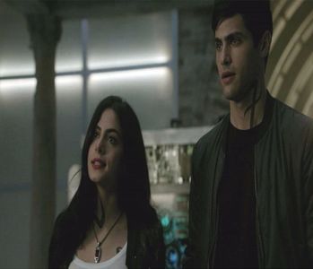 ̷͡︽.　·sǝuoq·♥̷̥l̍̍l̍̍i̍̍ʜ̍ɔ̍.; Îmi înalț o sprânceană fiind evident interesat de spusele acestuia, -; dar dată fiind gama de posibilități nu sunt sigur la ce anume se referă, astfel că rostesc. „E în privință cu jocul sau te-ai gândit la altceva?”
