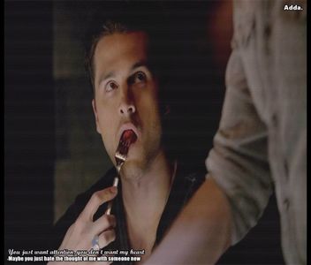 》 *în sufragerie, mânca și se uita la TV* =)))