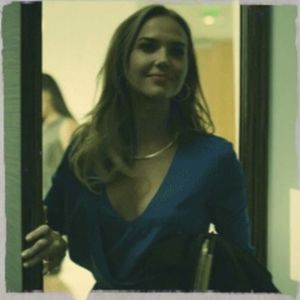 ╬ ﻉ√٥ﺎ; *apare in casa cu niste "jucarioare" in mana si se uita pe acolo* Cineva? Oricine, nimeni?(c; Bine. *se plimba prin living invartind in mana o monstrozitate*
