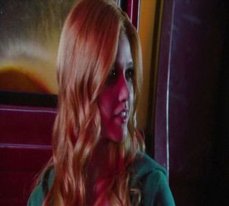 *intră în casă grăbită şi fuge în camera ei unde îşi schimbă tricoul pătat de sânge +CL; şi se întoarce în living obosită*
