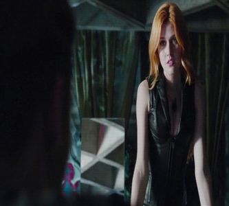 *îi zâmbeşte şi se trânteşte pe canapea, ca de obicei* bunăăă.