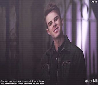 》Și modestă... *îl bufnește râsul, se aruncă lângă ea* Ce faci?