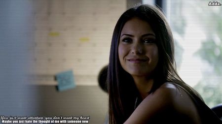 》*Îi aduce comanda lui Matt, apoi le zâmbește* Nota de plată o poți cere de la Fred, colegul+; care îmi schimbă mie tura acum. *flutură scurt din degete* Ne vedem prin oraș... *pleacă în vestiar și se schimbă, apoi iese din cafenea, mergând pe trotuar fără o destinație anume, butonând telefonul
