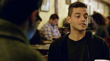 ☠ ¦  #Ia o gură din cafea şi îi spune la revedere Maiei printr-un gest al capului, aşează ;+; ceaşca de cafea la loc pe masă, iar privirea îi rămâne blocată spre telefonul Maylei. ; O să presupun că este obositor să fii tu.
