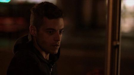 ☠ ¦   #Se îndreaptă înapoi spre masă pentru a-şi lua rucsacul, în timp ce cu coada ochiului ;+; o zăreşte pe Amaya. Îşi pune rucsacul pe umărul drept şi se îndreaptă spre ieşire.
