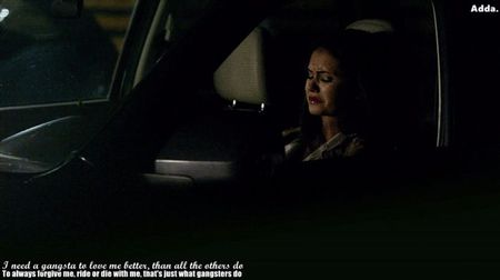 》 *Luase pozele pe care Jessica i le adusese și le privea. Voia din răsputeri să-și amintească+; ceva din acele poze, dar în zadar. Le privea și vedea cât de fericită era, brusc lacrimile oprindu-i-se și zâmbind palid*
