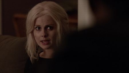 — Privesc absentă prin meniu și îmi comand o cafea cu lapte și o brioșă cu ciocolată deoarece am; stat prea mult la bibliotecă și nu avusesem timp să mănânc azi. Privirea îmi fuge de pe masa mea spre Matt care se așează la o masă cu Allison. Îi urmăresc cu privirea până îmi primesc comanda.
