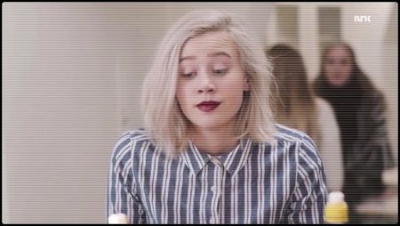 ▬ Mă uit la el lăsând capul în jos, punându-mi coatele pe masă și sprijinindu-mi; capul în ele &quot;Poate așa a fost să fie.. Poate unii au vrut să fie așa. Dar tot ce știu e că înainte era diferit&quot; Ridic din umeri și oftez scurt, amintindu-mi serile de vară din anii trecuți.
